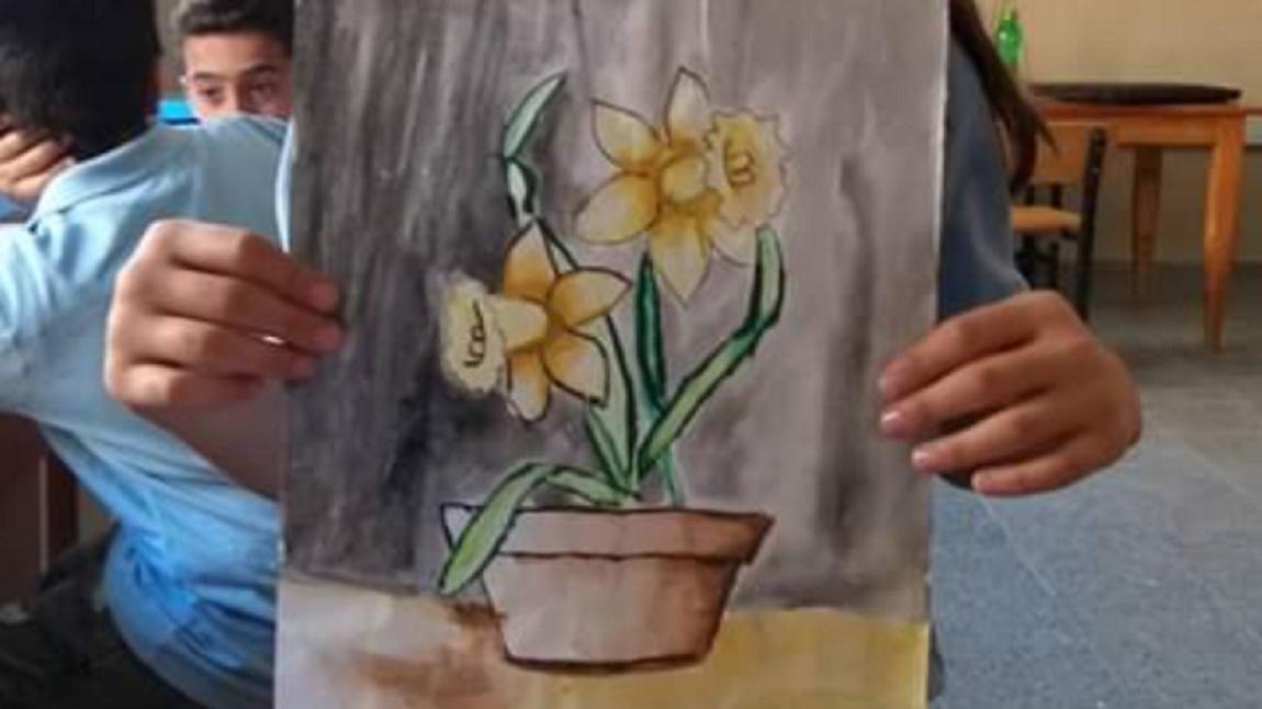 Öğrencilerimizin görsel dünyaları çiçeklerle süsleniyor..