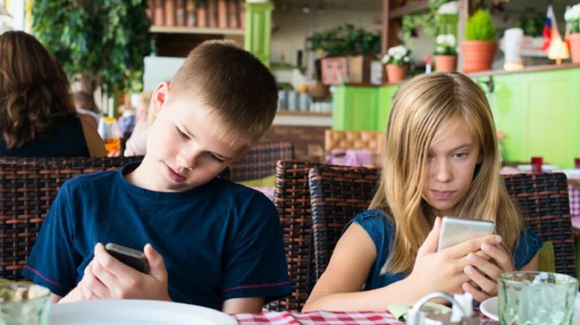 Ebeveynler.. Çocuğunuza Akıllı Telefon Almak İçin Neden Beklemelisiniz?