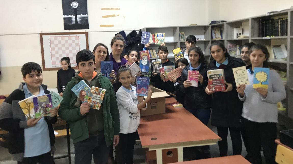Eğitimci Yazar Sayın Metin ÖZDAMARLAR'ın okulumuza kitap bağışı