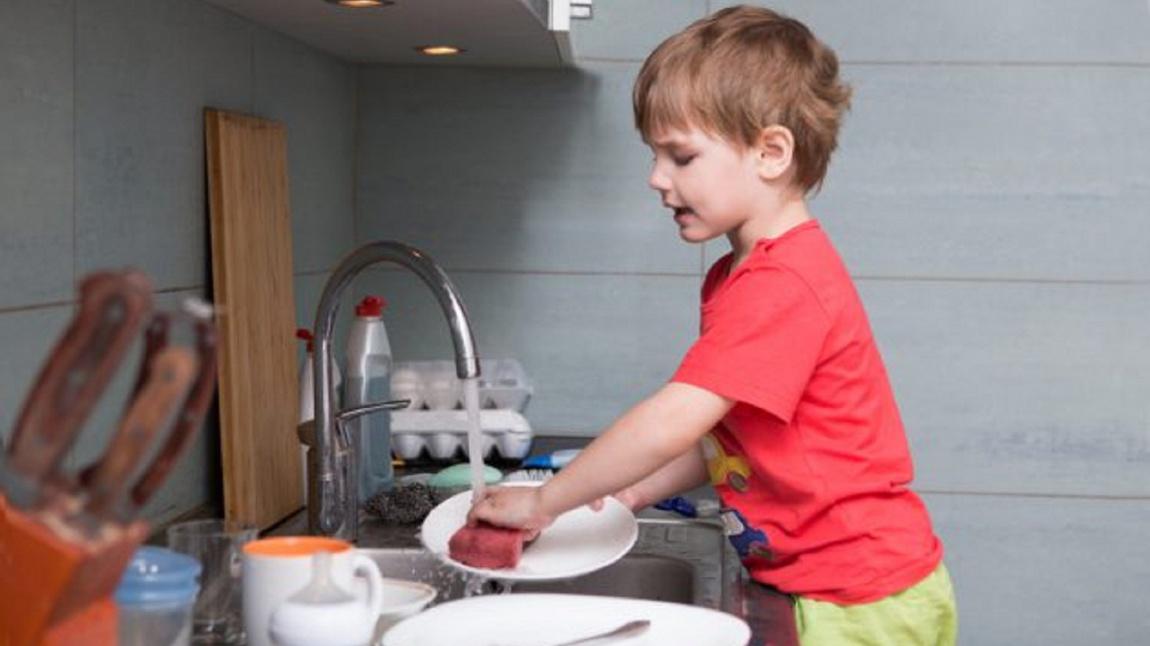 Çocukların Ev İşlerinde Bize Yardım Etmelerini Nasıl Sağlayabiliriz?