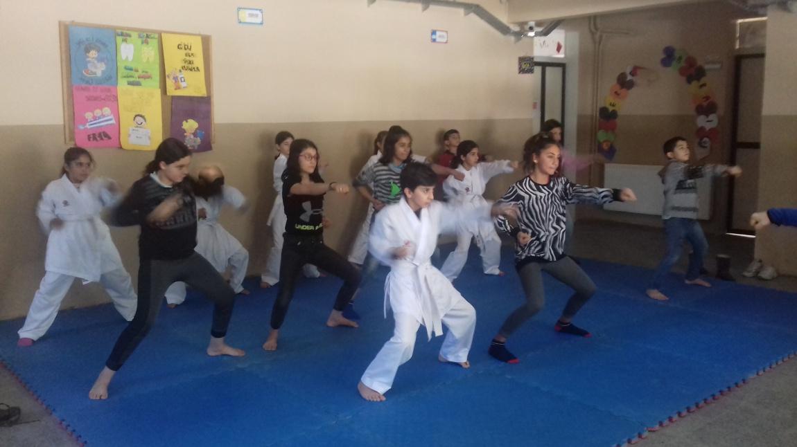 Okul karate kursumuz tüm hızıyla devam ediyor.