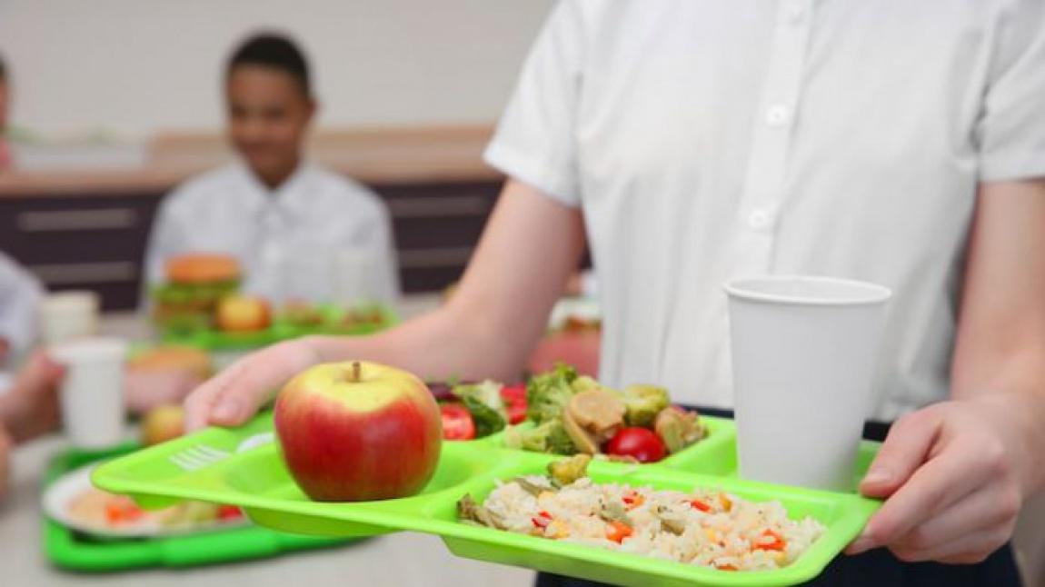 Öğle Yemeğinden Artan Yemekleri Öğrencilerinin Evine Gönderen Okul