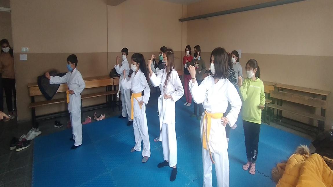 Öğrencilerimiz  Karate Şampiyonasına Hazırlanıyor..