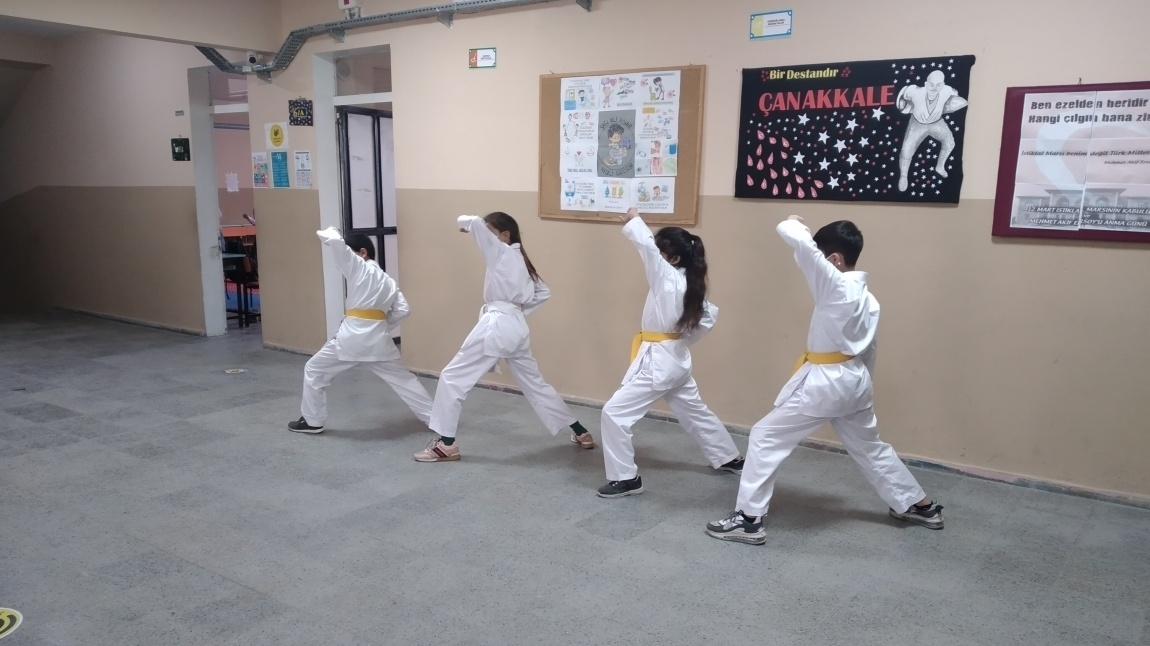Geleceğin karate şampiyonları sıkı şekilde hazırlanıyor..