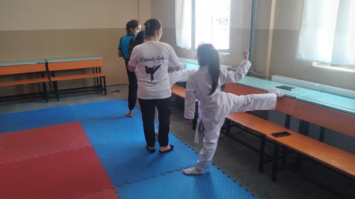 Karate kursumuz devam ediyor..